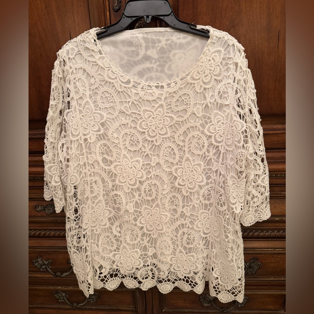 White lace tunic with underlying shell-camisole XXL